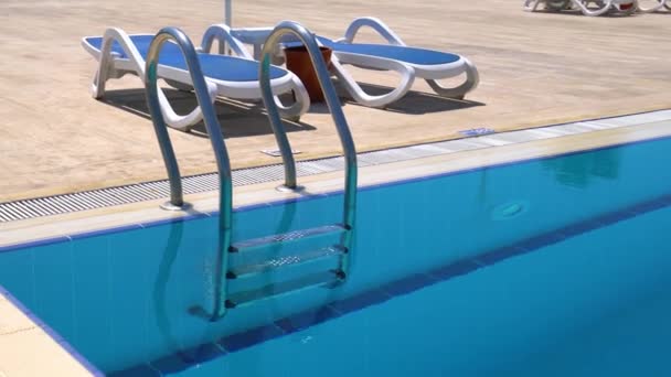 Grab bars ladder in the swimming pool — Stock Video