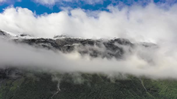 Σύννεφο βουνού κορυφή θέα τοπίο. Όμορφη φύση Νορβηγία φυσικό τοπίο — Αρχείο Βίντεο