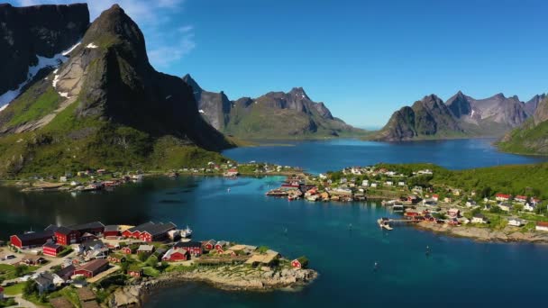 Reine Lofoten is an archipelago in the County of Nordland, Norway . — стоковое видео