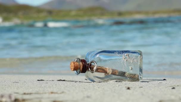 Message dans la bouteille contre le coucher du soleil — Video