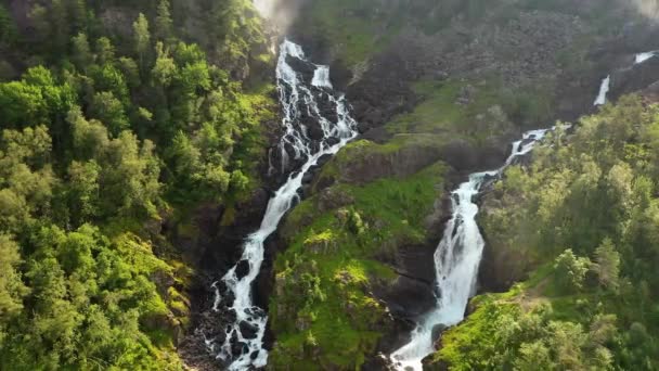 Latefossen é uma das cachoeiras mais visitadas na Noruega e está localizada perto de Skare e Odda, na região de Hordaland, Noruega. Consiste em dois fluxos separados que fluem para baixo do lago Lotevatnet. — Vídeo de Stock