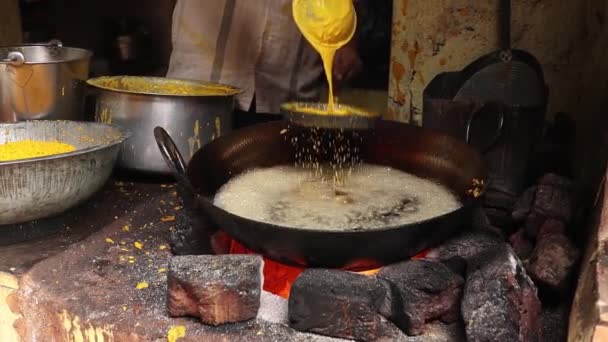 Makanan jalanan India. Boondi atau Bundiya adalah hidangan penutup India yang terbuat dari tepung kacang goreng manis. Menjadi sangat manis, itu hanya dapat disimpan selama seminggu atau lebih. Negara bagian Rajasthan di India barat. — Stok Video