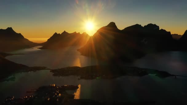 Вечерний закат Лофотенских островов Норвегия. Reine Lofoten is an archipelago in the County of Nordland, Norway . — стоковое видео