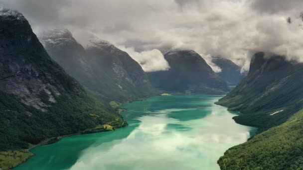 Piękna przyroda Norwegia naturalny krajobraz jezioro lovatnet. — Wideo stockowe