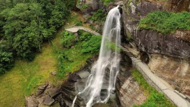 Steinsdalsfossen egy vízesés Steine faluban, Kvam településen, Hordaland megyében, Norvégiában. A vízesés Norvégia egyik leglátogatottabb turisztikai helyszíne.. — Stock videók