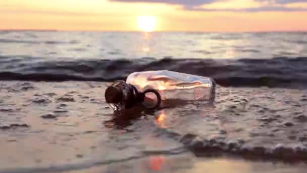 Послание в бутылке против заходящего солнца — стоковое видео