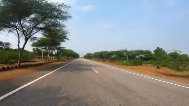Οδηγώντας ένα αυτοκίνητο σε ένα δρόμο στην Rajasthan Ινδία — Αρχείο Βίντεο