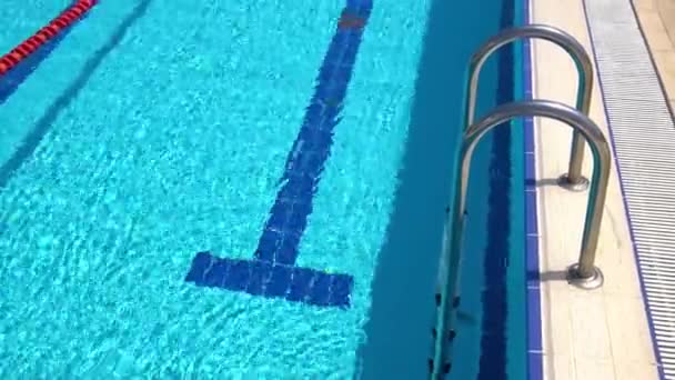 Grab bars ladder in the swimming pool — Stock Video