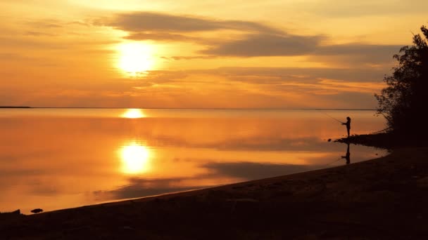 Donna pesca su canna da pesca filatura a sfondo tramonto. — Video Stock