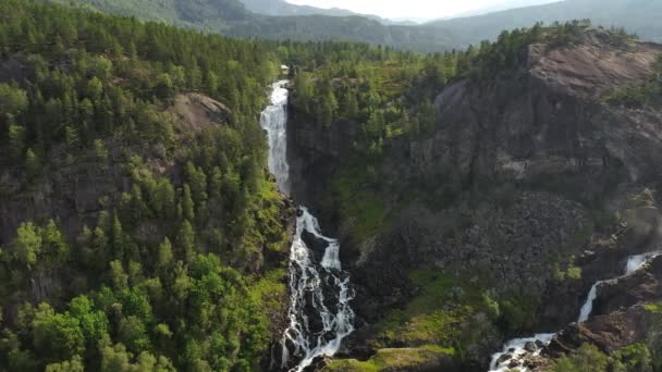 Latefossen es una de las cascadas más visitadas en Noruega y se encuentra cerca de Skare y Odda en la región de Hordaland, Noruega. Consta de dos arroyos separados que fluyen desde el lago Lotevatnet. — Vídeo de stock