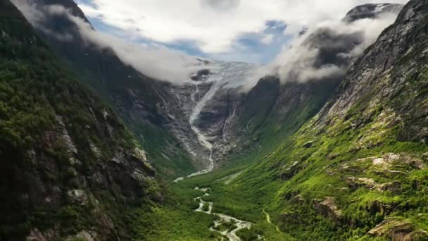 Vacker natur Norge Glaciär Kjenndalsbreen. — Stockvideo