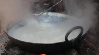 Hindistan 'ın batısındaki Rajasthan eyaletinde badem sütü sokak yemekleri..
