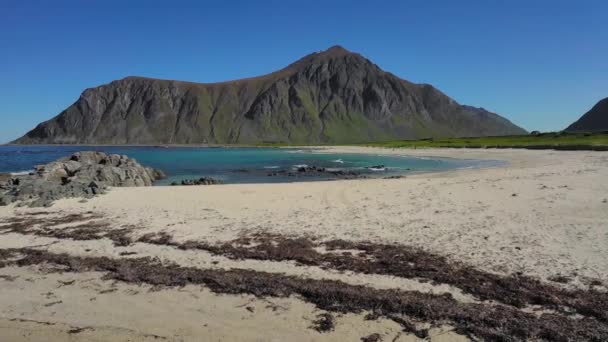 Pláž Lofoten ostrovy je souostroví v kraji Nordland, Norsko. — Stock video