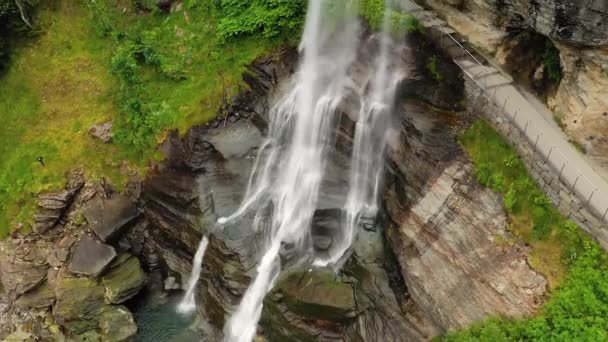 Steinsdalsfossen ist ein Wasserfall im Dorf Steine in der Gemeinde Kvam im Kreis Hordaland, Norwegen. Der Wasserfall ist eine der meistbesuchten Touristenattraktionen Norwegens. — Stockvideo