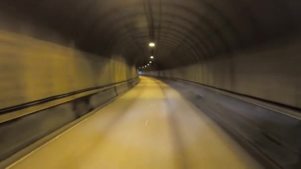 Paseos en coche a través del túnel punto de vista de conducción — Vídeo de stock