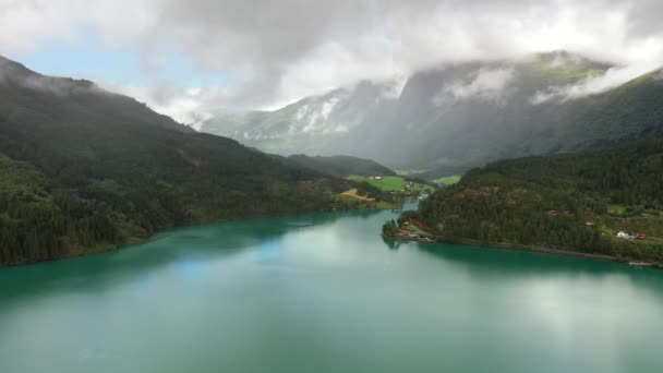 Schöne Natur Norwegen natürliche Landschaft lovatnet See. — Stockvideo