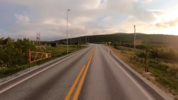 Autofahren im Morgengrauen auf einer Straße in Norwegen — Stockvideo