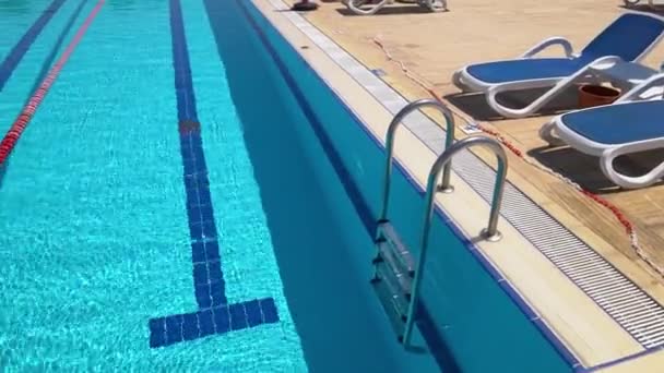 Handräcke stege i poolen — Stockvideo