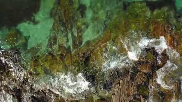 Playa de mar de olas abstractas en vista superior. — Vídeo de stock