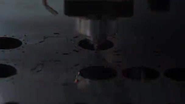 CNC Corte por láser de metal, tecnología industrial moderna. — Vídeo de stock