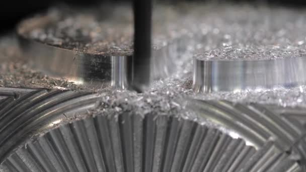 CNC-Fräsmaschine für Metallbearbeitung. Schneiden von Metall moderne Verarbeitungstechnologie. — Stockvideo