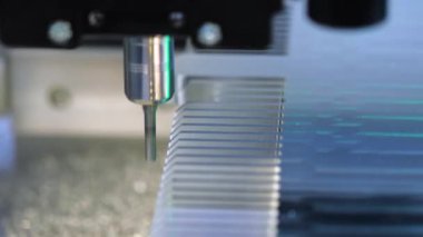 Metal işleten CNC değirmen makinesi. Metal modern işleme teknolojisi kesiliyor.