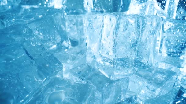 Cubes de glace gros plan, fond abstrait. — Video