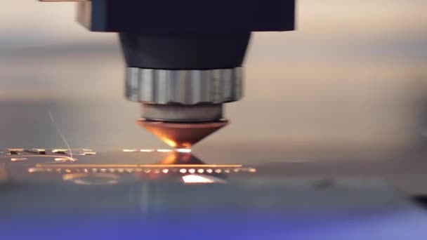 CNC laserskärning av metall, modern industriteknik. — Stockvideo
