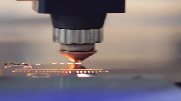 CNC Taglio laser di metallo, moderna tecnologia industriale. — Video Stock