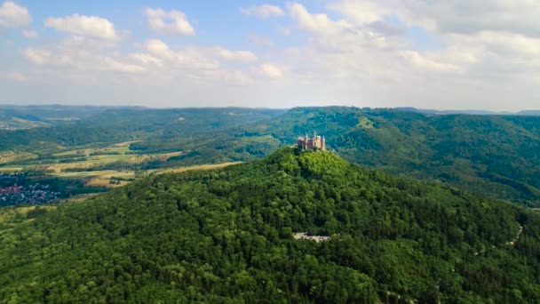 Hohenzollern, Německo. Letecké lety FPV dronem. — Stock video