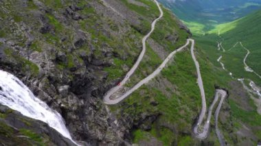 Norveç 'te Trollstigen ya da Trollstigveien Dönek Dağ Yolunu Troller.
