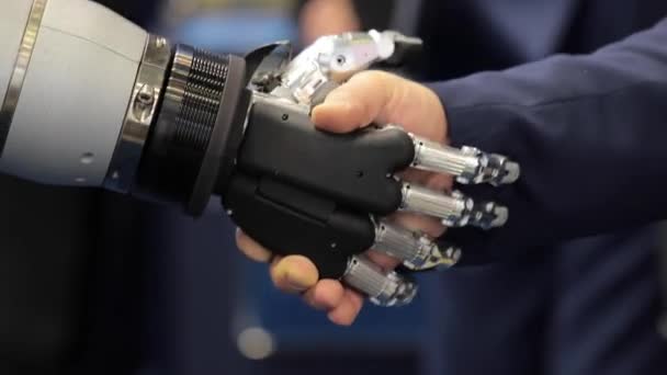 和Android机器人握手的商人的手。人类与人工智能相互作用的概念. — 图库视频影像