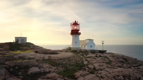 Kustfyr Lindesnes Fyr Kustfyr Vid Norges Sydligaste Spets Ljuset Kommer — Stockvideo