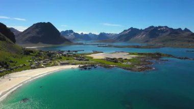Beach Lofoten adaları Norveç 'in Nordland eyaletinde yer alan bir takımadalardır. Dramatik dağları, tepeleri, açık denizi, korunaklı koyları ve plajları olan kendine özgü bir manzarası var.