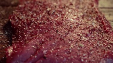 Biber ve baharat karıştırılmış çiğ bifteğe yakın.