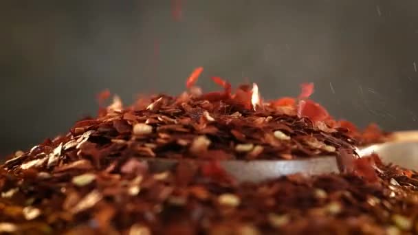 Płatki Czerwonej Papryki Chili Drewnianej Łyżeczce Zbliżenie Stole Kuchennym — Wideo stockowe