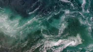 Nehrin ve denizin dalgaları yüksek gelgit ve alçak gelgit sırasında bir araya gelir. Saltstraumen girdabı, Nordland, Norveç girdapları