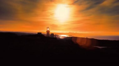 Sahil feneri. Lindesnes Deniz Feneri, Norveç 'in en güney ucunda bulunan bir deniz feneridir. Işık, 17 deniz miline kadar görülebilen birinci derece Fresnel lensinden geliyor.