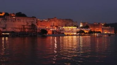 Night Udaipur, Hindistan 'ın Rajasthan eyaletinde yer alan bir şehirdir. Eski Rajputana Ajansı 'nda Mewar krallığının tarihi başkentidir..
