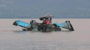 Gemi suyu temizler ve sudan çöp ve yosun toplar. Udaipur, Hindistan 'da Rajasthan eyaletinde yer alan bir şehirdir..