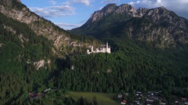 Neuschwanstein Kalesi Bavyera Alpleri Almanya. Hava FPV İHA uçuşları.