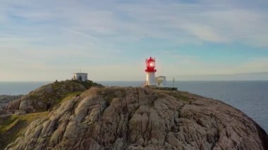Sahil feneri. Lindesnes Deniz Feneri, Norveç 'in en güney ucunda bulunan bir deniz feneridir. Işık, 17 deniz miline kadar görülebilen birinci derece Fresnel lensinden geliyor.