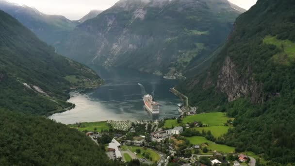 Fiord Geiranger Norwegia Jest Kilometrowa Gałąź Sunnylvsfjorden Która Jest Odgałęzieniem — Wideo stockowe