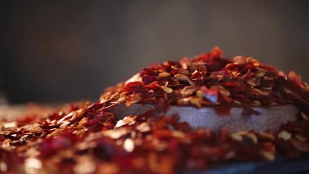 Flocos Pimentão Quente Vermelho Colher Madeira Closeup Uma Mesa Cozinha — Vídeo de Stock