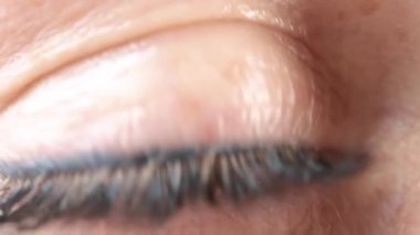 Tek gözlü kadın, yakından bak.