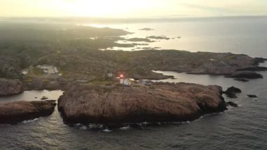 Sahil feneri. Lindesnes Deniz Feneri, Norveç 'in en güney ucunda bulunan bir deniz feneridir. Işık, 17 deniz miline kadar görülebilen birinci derece Fresnel lensinden geliyor.