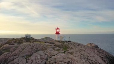 Sahil feneri. Lindesnes Deniz Feneri, Norveç 'in en güney ucunda bulunan bir deniz feneridir. Işık, 17 deniz miline kadar görülebilen birinci derece Fresnel lensinden geliyor.
