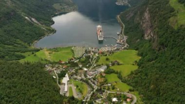 Geiranger fiyort, Norveç. Storfjorden (Büyük Fiyort) 'un bir kolu olan Sunnylvsfjorden' den 15 km (9.3 mi) uzunluğunda bir daldır. Güzel Doğa Norveç Doğal Arazisi.