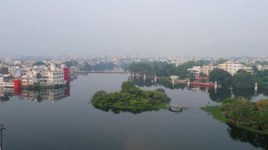 Udaipur, Hindistan 'ın Rajasthan eyaletinde yer alan bir şehirdir. Eski Rajputana Ajansı 'nda Mewar krallığının tarihi başkentidir..