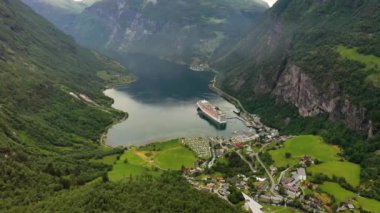 Geiranger fiyort, Norveç. Storfjorden (Büyük Fiyort) 'un bir kolu olan Sunnylvsfjorden' den 15 km (9.3 mi) uzunluğunda bir daldır. Güzel Doğa Norveç Doğal Arazisi.
